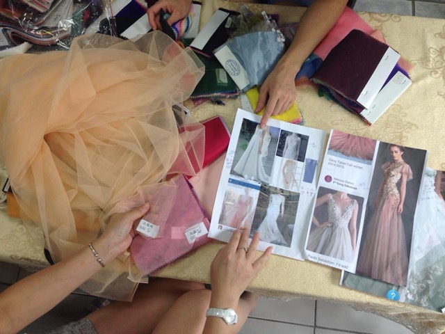 與設計師共同開發新設計。經過不斷的討論與新元素的衝擊下，終於讓款式定案。請大家拭目以待！