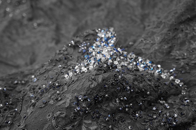 一款好的設計.一定會有讓人一眼就忘不了的重點.源自於奧地利的水晶.藍與透明的搭配交錯的縫珠設計.給的是一種高雅的貴族氣質.完美的魚尾版型.給的是一個優雅的曲線美.哈里森潔娜給您的.一直遠比你期望的多更多.