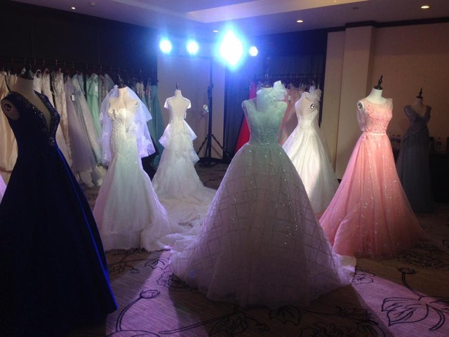 某人想買一件禮服 他得到了三個報價：
熟人報價是15500，
知己報價是15300，
陌生人報價4800。
結果，他選擇了4800的陌生人。

卻不知道熟人只賺了100；
知己一塊錢都沒賺，還倒貼500元的運費；4800的陌生人卻賺了3000！
最後，發現禮服材料是劣質的！後悔...

馬雲說的對，
不是假貨太多，是你太貪；
不是熟人宰你，熟人是想給你最好的保障！

致值得信任的朋友！
很淺顯的道理，有人卻不懂！
真的...繼續比吧！
再爛再低的價位都會有人願意接受
差異在『後悔』、『值得』兩字而已。