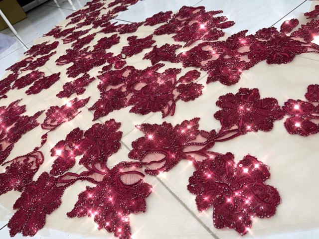 華麗宴客裙擺很美，很耗工時，很值得，想快成呈現給懂得欣賞的妳